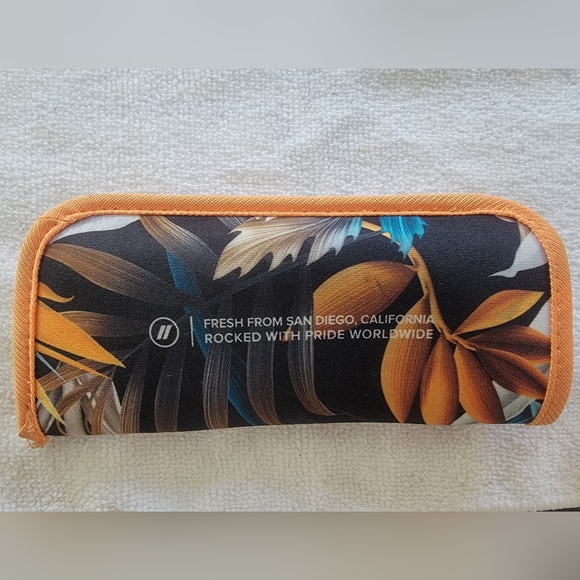 Blenders Sunglasses with Sleeve | Style Tiger Bourbon - Picture 4 of 10